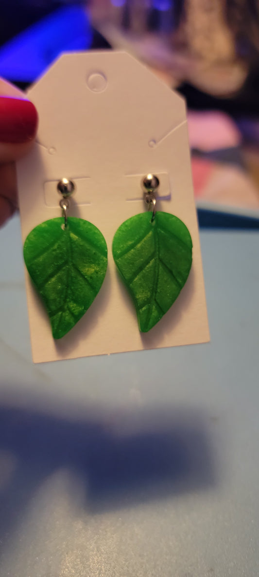 Green mica leaf earrings